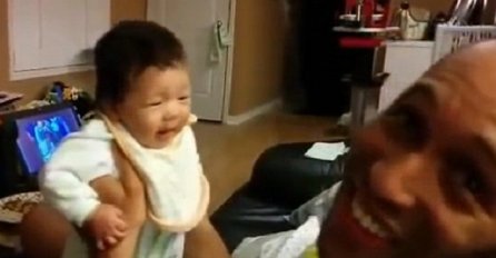 Majka je snimala trenutke dok je otac držao bebu, ono što je primjetila ju je ostavilo bez daha (VIDEO)