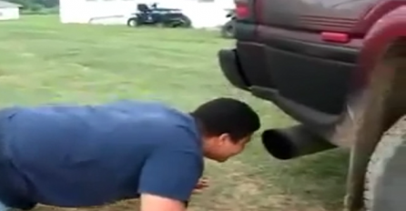 Tinejdžer gurao glavu u auspuh kamioneta, bolje da nije (VIDEO)