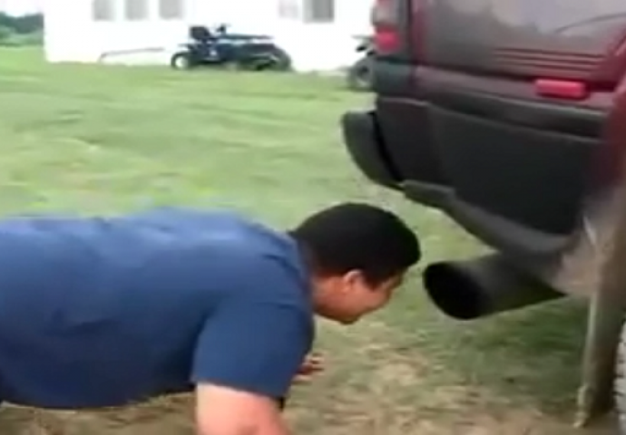 Tinejdžer gurao glavu u auspuh kamioneta, bolje da nije (VIDEO)