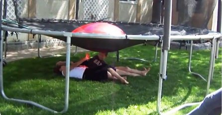 Luda podvala: Pogledajte šta je tata pripremio za djecu na trampolini (VIDEO)