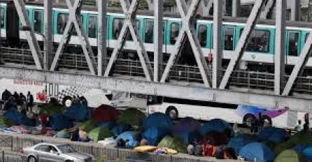 Na metro stanici Staljingrad kampuje više od 3.000 migranata