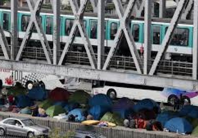 Na metro stanici Staljingrad kampuje više od 3.000 migranata