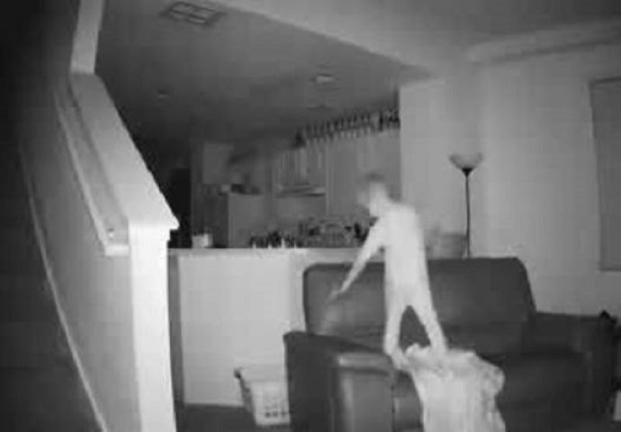 Otac postavio kameru u sobu, a onda je otkrio da se njegov sin u 2 sata ujutro ponaša jezivo (VIDEO)