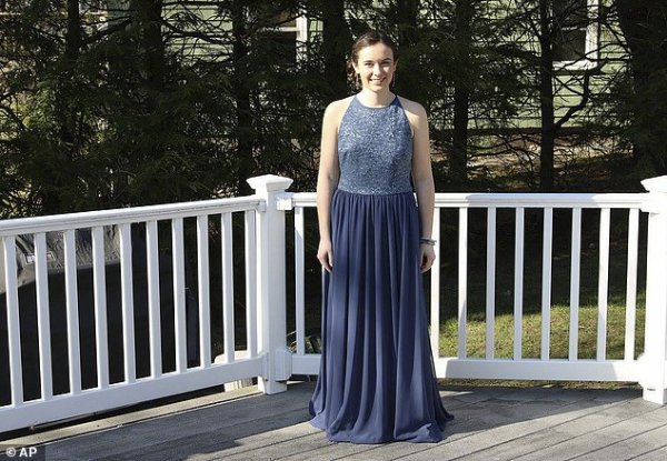 3a2dy098f29967bdbd3699b3f0d6-3582260-heartwarming-jillian-dalton-wears-catherine-s-prom-dress-at-her-a-61-1462897530437