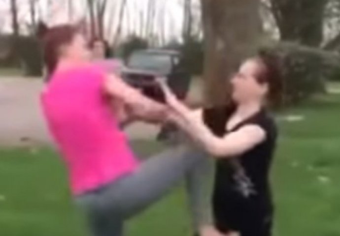 Žestoka tuča djevojaka: Prvo šakama, a onda je jedna uzela lopatu! (VIDEO)