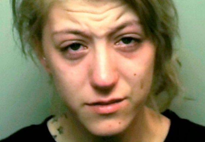 Ona je divljački izgazila svoju 2-godišnju kćerku na smrt: Završila je u zatvoru, a način na koji su je zatvorenice kaznile ostavit će vas u šoku! 