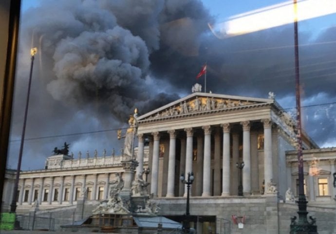 Gori zgrada skupštine Austrije [FOTO/VIDEO]