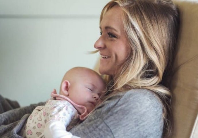 Ona svaku večer spava u krevetiću sa bebom, a razlog će vas ostaviti u suzama! 