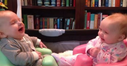 Bebe blizanci imaju svoj prvi razgovor i shvatile su da su presmiješne (VIDEO)