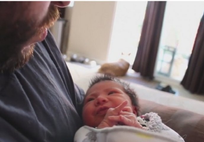 Beba je plakala, a onda je otac uradio nešto nesvakidašnje da je uspava (VIDEO)