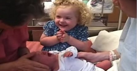 Djevojčica prvi put susreće novorođenu sestru, reakcija će vam rastopiti srce (VIDEO)