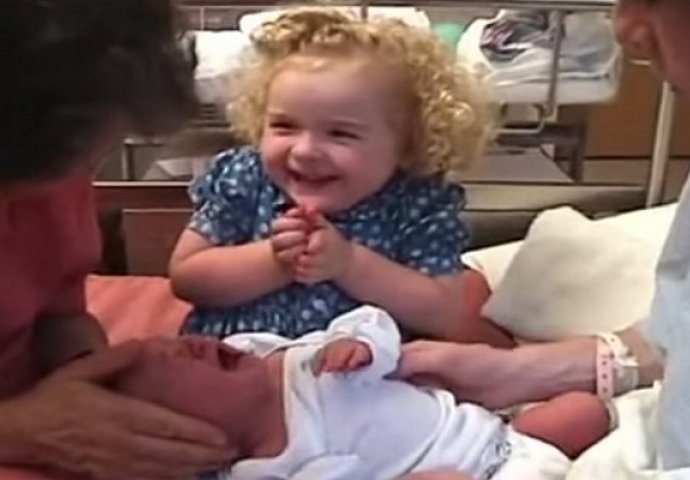 Djevojčica prvi put susreće novorođenu sestru, reakcija će vam rastopiti srce (VIDEO)
