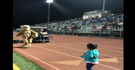 Plesni okršaj ove male djevojčice i maskote je podigao cijeli stadion na noge (VIDEO)