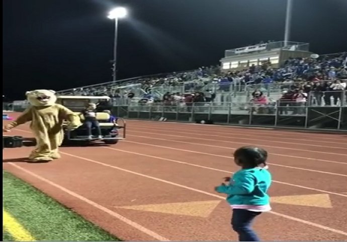 Plesni okršaj ove male djevojčice i maskote je podigao cijeli stadion na noge (VIDEO)