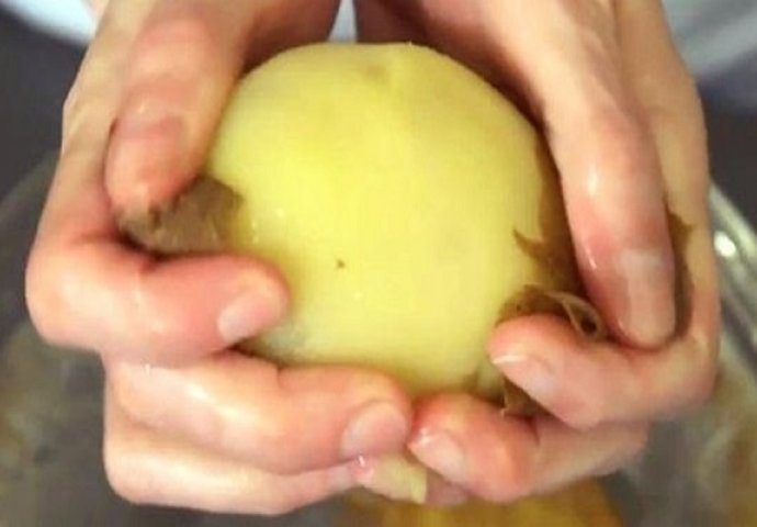 Za sve domaćice: Pogledajte genijalni trik kojim ćete krompir oguliti za par sekundi (VIDEO)