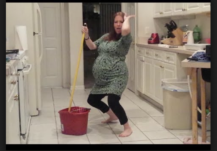 Snimao je svoju trudnu ženu kako pleše dok radi kućanske poslove, a onda se desilo neočekivano (VIDEO)