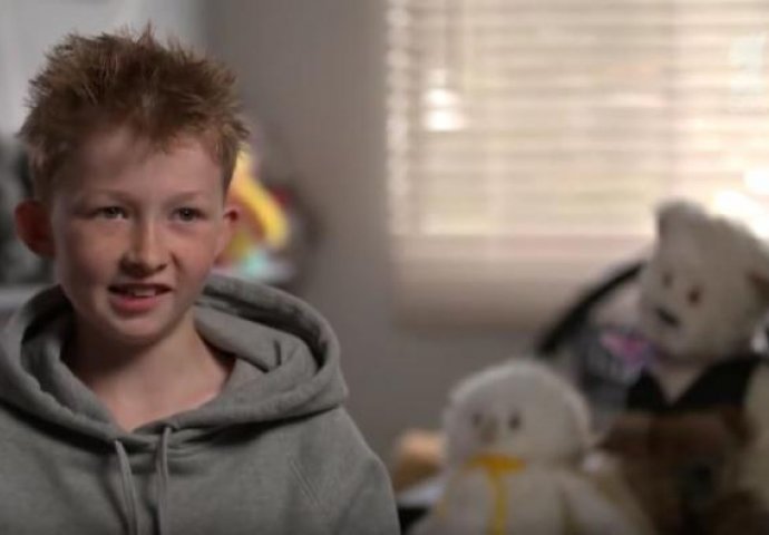 Rastopit će vam srce: Upoznajte dječaka koji sam šije igračke za bolesnu djecu (VIDEO)