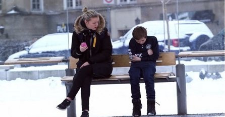 Dječak se smrzavao na autobuskoj stanici, pogledajte kako su ljudi reagirali (VIDEO)