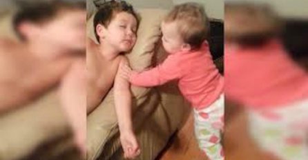 Došla je da probudi brata koji je nakratko zaspao, njegova reakcija je neprocjenjiva (VIDEO)