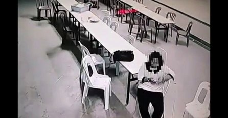 Sjedila je na stolici i gledala u svoj mobitel: Par sekundi kasnije, slijedi scena koja ledi krv u žilama (VIDEO)