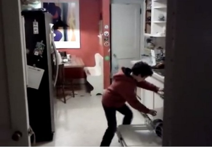 Skrivena kamera je snimila zadivljujući izvedbu dječaka koji je prao suđe u kuhinji, fenomenalan je (VIDEO)