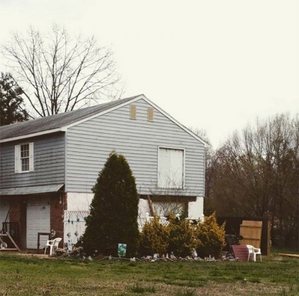 ukoliko-pogledate-pazljivo-videcete-da-balkonska-vrata-na-spratu-nemaju-balkon-ni-stepenice-0