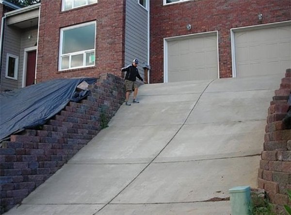 zanima-nas-kako-vlasnici-ove-kuce-ciste-sneg-kada-je-prilaz-kuci-ovoliko-strm-1