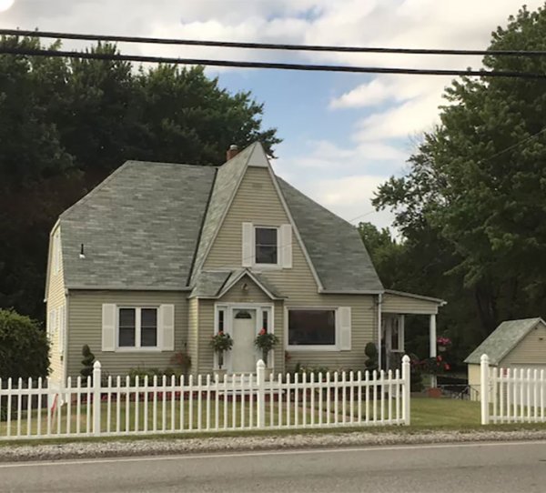 ne-bismo-rekli-da-je-prozor-iznad-ulaznih-vrata-postavljen-kako-bi-trebalo-7