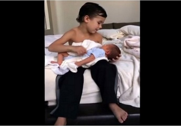 Snimala ga majka: Dječak je mislio da je sam sa bebom, pogledajte šta je uradio (VIDEO)
