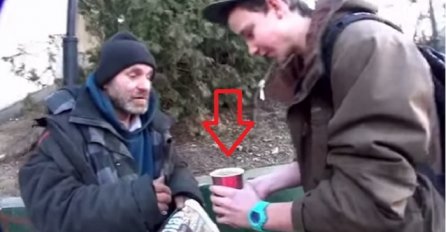 Momak je uzeo kafu od beskućnika, a onda se desilo nešto što mu je uljepšalo dan (VIDEO)