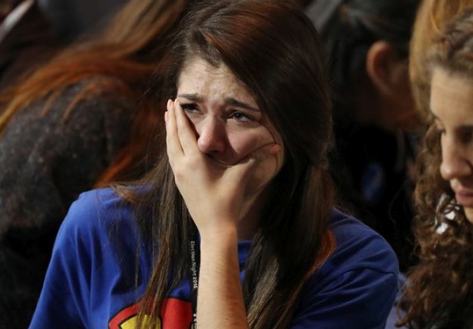 Šok i suze u Hillarynom taboru, fanovi u nevjerici napuštaju dvoranu