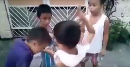 Video koji je šokirao javnost: Da li je ovo najbizarnija dječija igra? (VIDEO)