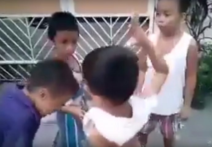 Video koji je šokirao javnost: Da li je ovo najbizarnija dječija igra? (VIDEO)