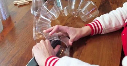 Uzeo je nekoliko plastičnih čaša i spojio ih zajedno, a krajnji rezultat je čudesan (VIDEO)