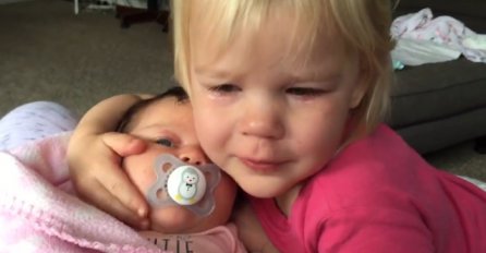 Mala djevojčica se probudila plačući, ali pogledajte šta se događa kada ju je mama vidjela sa sestrom (VIDEO)