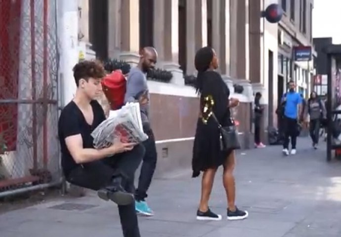 Kada su prolaznici vidjeli šta ovaj lik radi na ulici, posmatrali su u nevjerici (VIDEO)