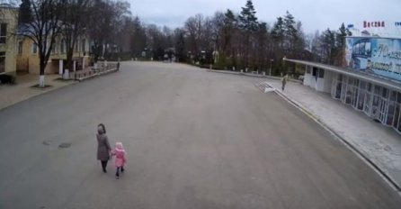 Za dlaku izbjegli smrt: Majka i dijete su šetali ulicom kad se odlomio veliki komad krova! (VIDEO)