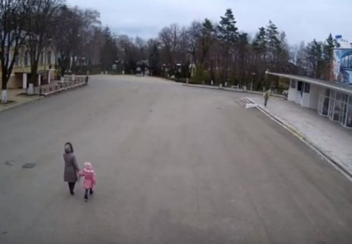 Za dlaku izbjegli smrt: Majka i dijete su šetali ulicom kad se odlomio veliki komad krova! (VIDEO)