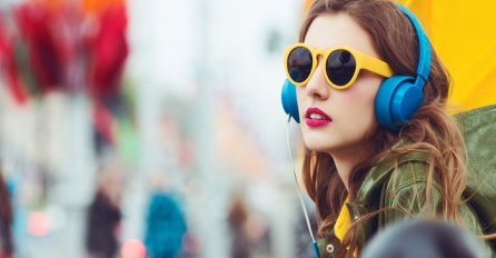 ''Izlazim is busa, slušalice u ušima, muzika pojačana do kraja''