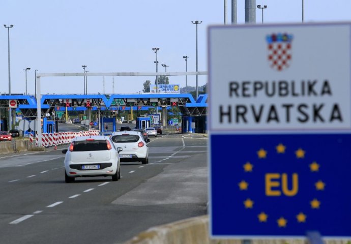 Migranti iz Srbije krenuli pješice prema Hrvatskoj