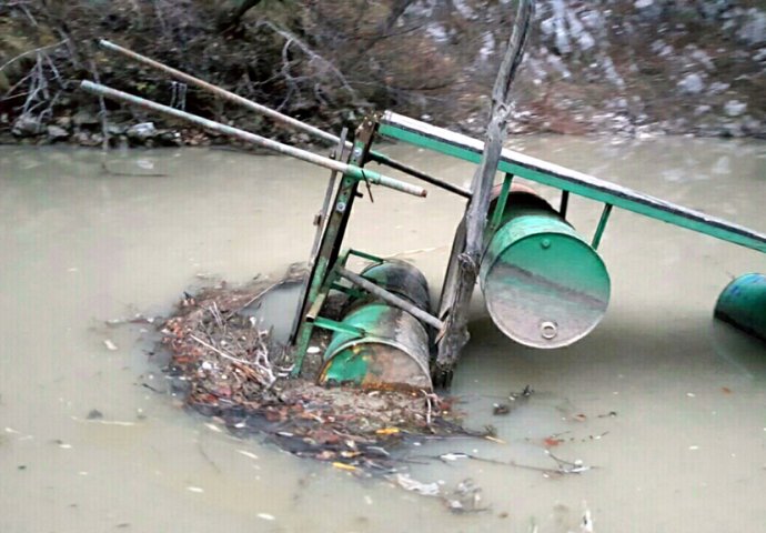 Vodeni val iz HE Bajina Bašta uništio i ribogojilišta na Drini