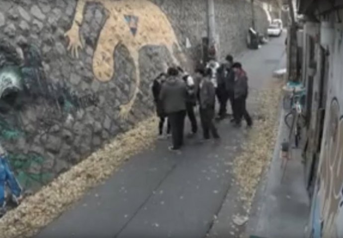 Mladići su opkolili djevojku, a onda su požalili što su se uopšte rodili! (VIDEO)