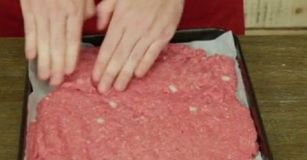 Stavio je mljeveno meso u pleh, a kad vidite kakvo jelo je dobio, odmah ćete se baciti na posao! (VIDEO)