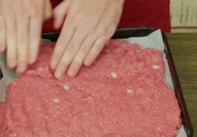 Stavio je mljeveno meso u pleh, a kad vidite kakvo jelo je dobio, odmah ćete se baciti na posao! (VIDEO)