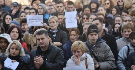 Veliki broj građana na protestu zbog smrti porodilje u Gradišci: Traže smjenu ginekologa