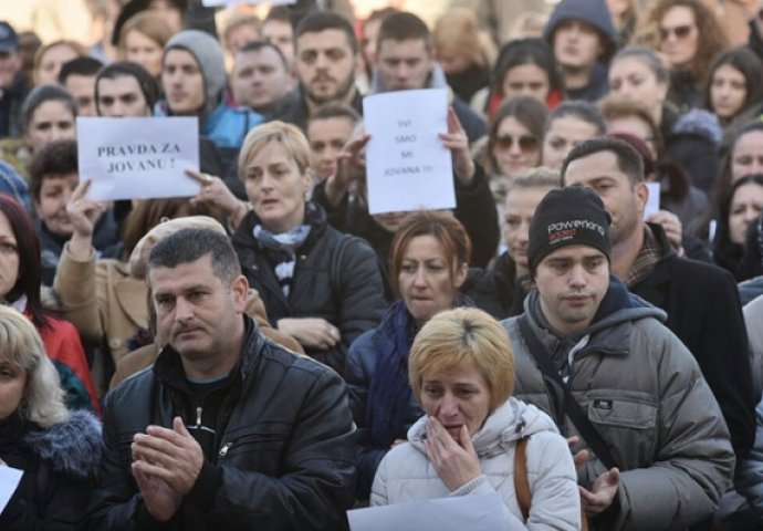Veliki broj građana na protestu zbog smrti porodilje u Gradišci: Traže smjenu ginekologa