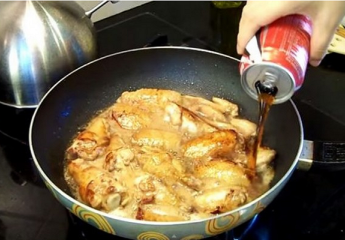 Istresla je Coca-Colu na piletinu, ovaj recept će vas naprosto oduševiti (VIDEO)