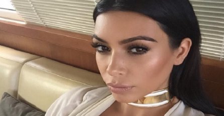  Uvijek zavodljiva: Kim Kardashian veselo se igra u oskudnom kostimiću