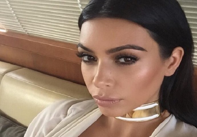  Uvijek zavodljiva: Kim Kardashian veselo se igra u oskudnom kostimiću