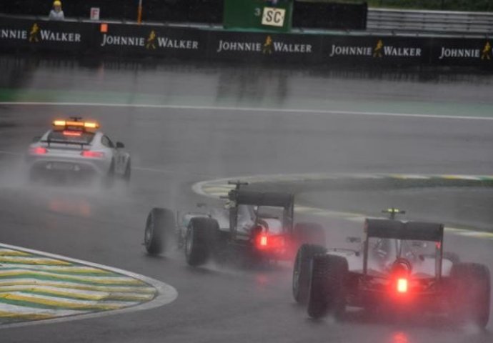 Hamilton slavio u haotičnoj utrci, Rosberg stigao na korak od naslova